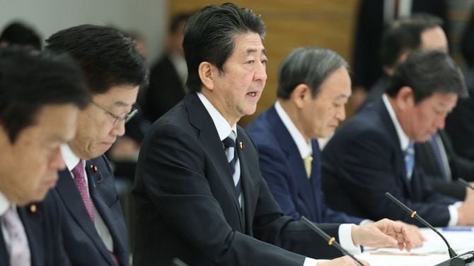 新型コロナウイルス感染症対策本部で発言する安倍晋三首相（中央）＝2020年2月23日、首相官邸
