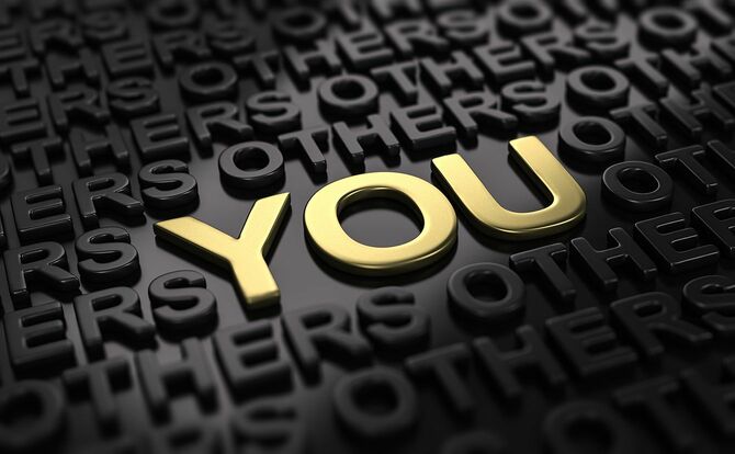 金色のYOUの文字