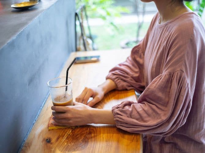カフェでリラックスする女性