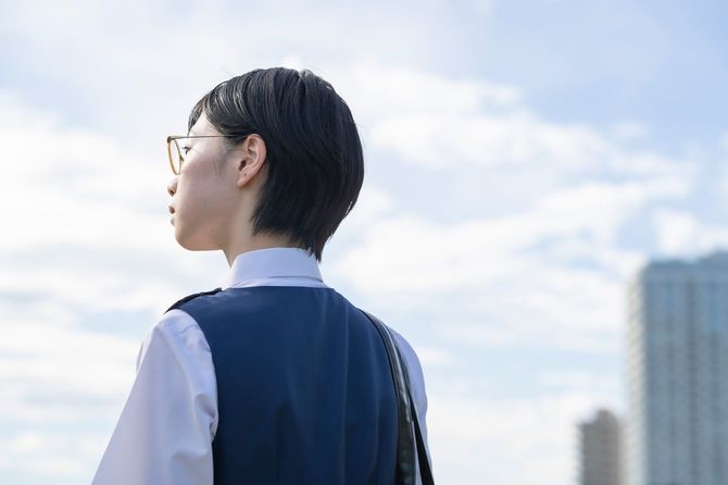 ショートヘアの女子学生の後ろ姿