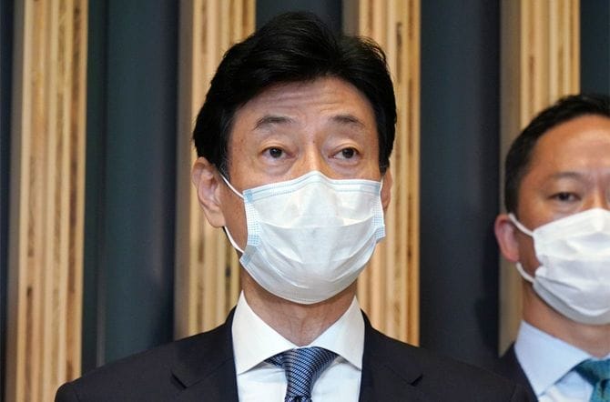 新型コロナウイルス対策の専門家でつくる基本的対処方針分科会終了後、記者団の取材に応じる西村康稔経済再生担当相