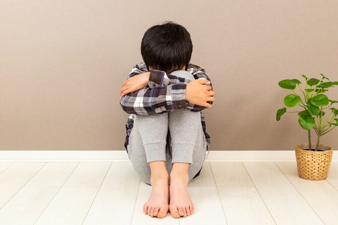 落ち込む男の子