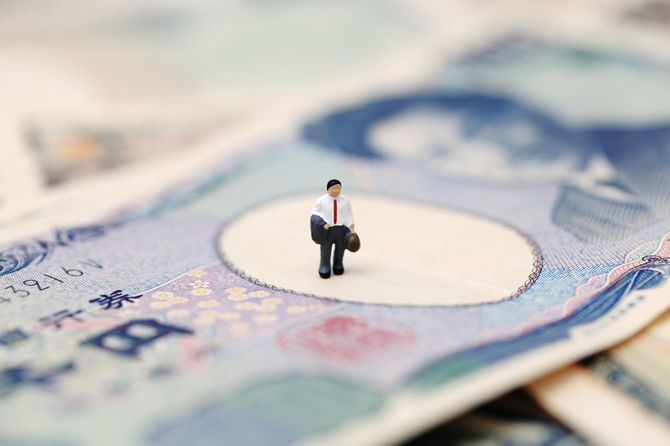 紙幣と男性の人形