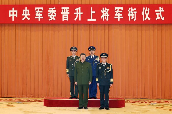 2026年7月3日、中国の首都北京で、中央軍事委員会(CMC)の習近平主席と別の指導者が、将軍に昇進した2人の軍将校と共に記念撮影