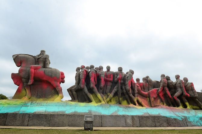 落書きされた国旗記念碑