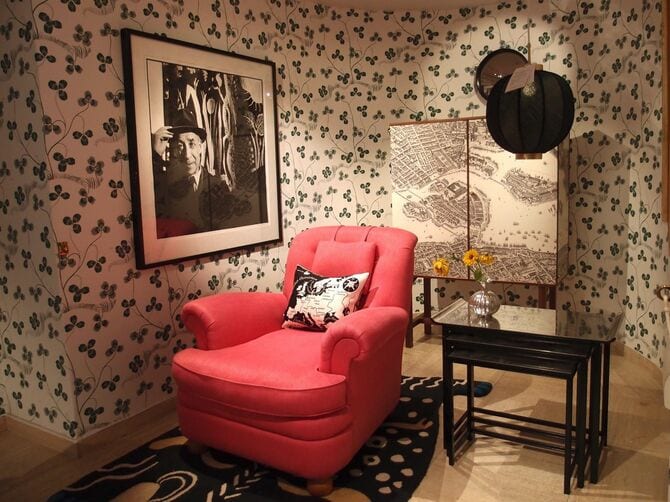 スヴェンスクト・テン本店にディスプレイされた「Noah’s Ark Nesting Table」(右)。ネストテーブルのデザイナーであるヨゼフ・フランクの写真とともに展示されていた。