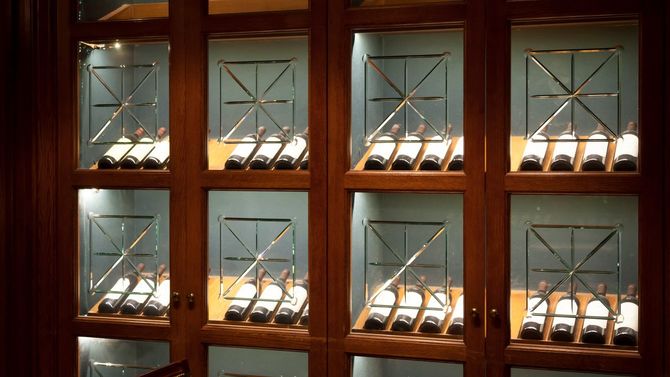 ガラス戸に並ぶワインのコレクション