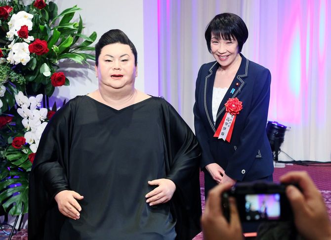 優秀なデジタルコンテンツの制作者を表彰する「デジタル・コンテンツ・オブ・ジ・イヤー’15/第21回AMDアワード」の先端科学技術賞を受賞した等身大アンドロイド「マツコロイド」(左)。右は高市早苗総務相=14日、東京都港区