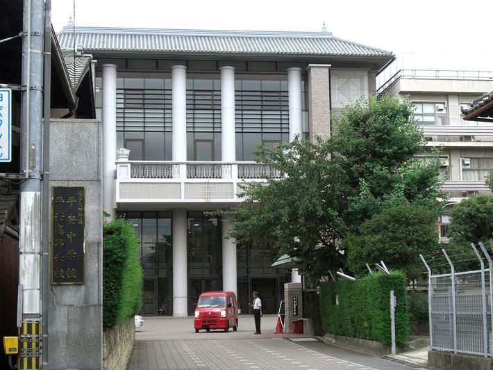 龍谷大学平安中学校・高等学校、京都市下京区大宮通（写真＝Own work／CC-BY-SA-3.0,2.5,2.0,1.0／<a href="https://commons.wikimedia.org/wiki/File:Ryukoku_University_Heian_Junior_%26_Senior_High_School.JPG" target="_blank">Wikimedia Commons</a>）