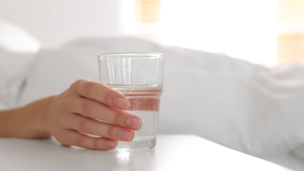 水を飲む､汗をかくだけでは解消されない…｢飲酒した翌日に顔がパンパンな人｣が不足している栄養素 ｢二日酔い｣とは､血管の中が脱水している状態