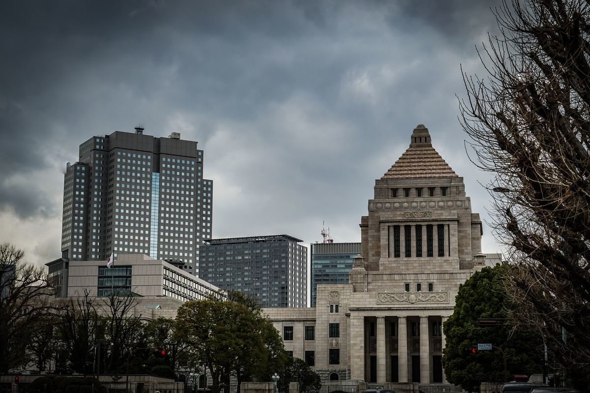 曇天の国会議事堂