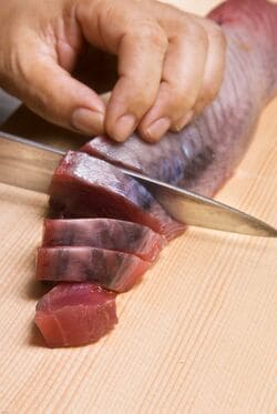 カツオをさばいて刺身にする様子
