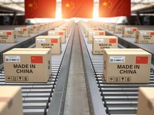 中国製のテキストとローラーコンベヤの中国の旗を持つ段ボール箱