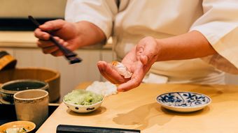 マラドーナやジダンと同じスーパースター…その技･哲学･立ち姿に人が集まる"唯一無二の寿司職人の名前"