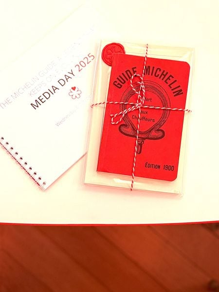 ミシュラン社主催のメディアデー(報道説明会)では、1900年創刊のミシュランガイド初版の復刻版が配られるという粋なはからいが