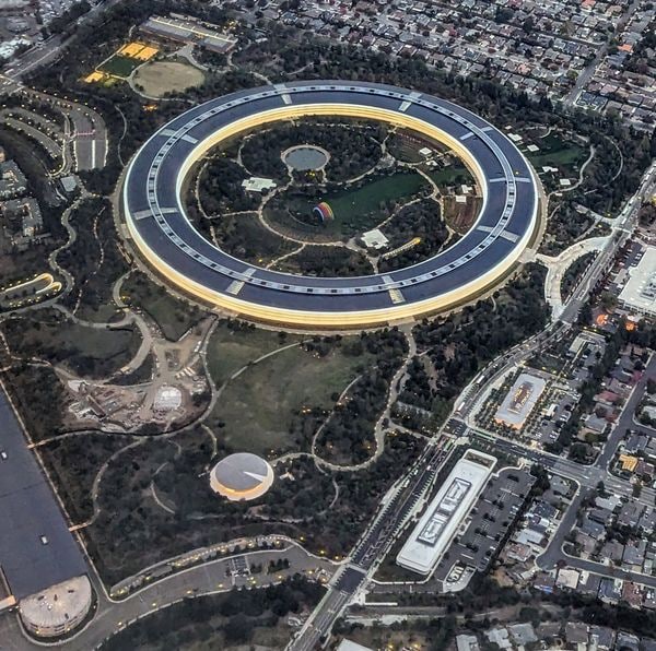 2023年11月15日、日没間近のアップルパークの空撮写真