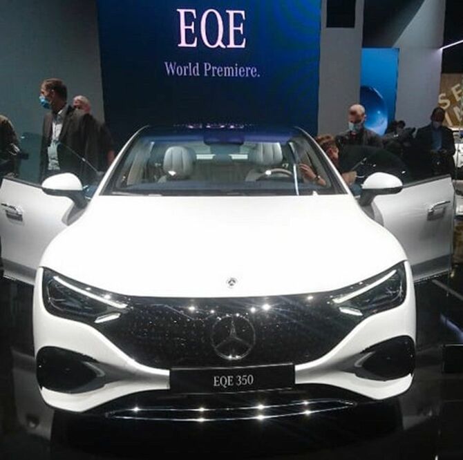 ミュンヘン国際自動車ショーでメルセデス・ベンツが発表した電気自動車（EV）「EQE」＝2021年9月6日、ドイツ・ミュンヘン
