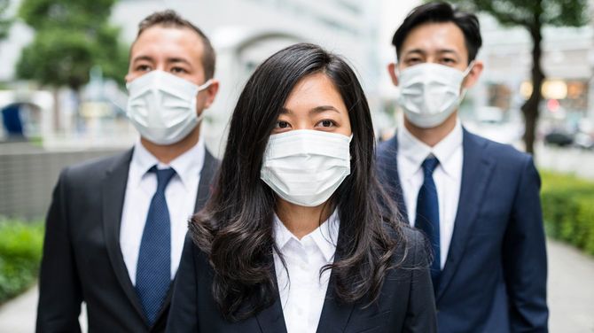 マスクを着けた日本のビジネスパーソン