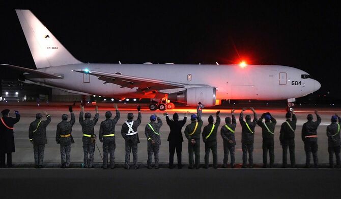 ウクライナへの支援物資を積み、出発する航空自衛隊の給油輸送機KC767（2022年3月8日夜、愛知県の航空自衛隊小牧基地）
