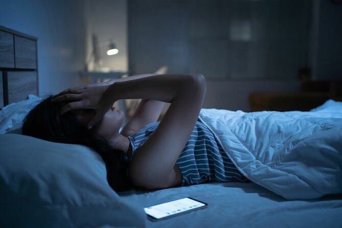 寝る前のスマホにストレスを感じる女性
