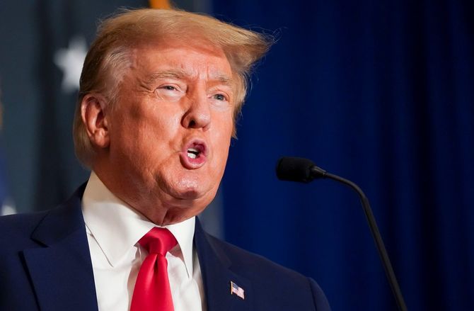 2022年7月26日、米国ワシントンD.C.で開催されたアメリカ・ファースト政策研究所の「アメリカ・ファースト・アジェンダ・サミット」で演説するドナルド・トランプ前米国大統領