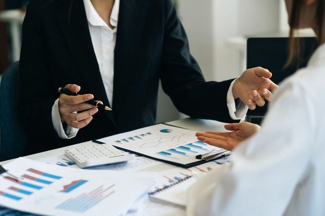 話し合うビジネスマン