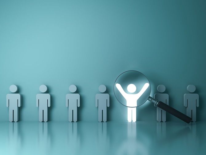 虫眼鏡で拡大された人型