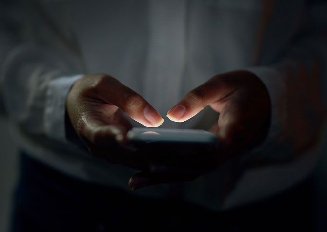 スマホを使用する人の手元
