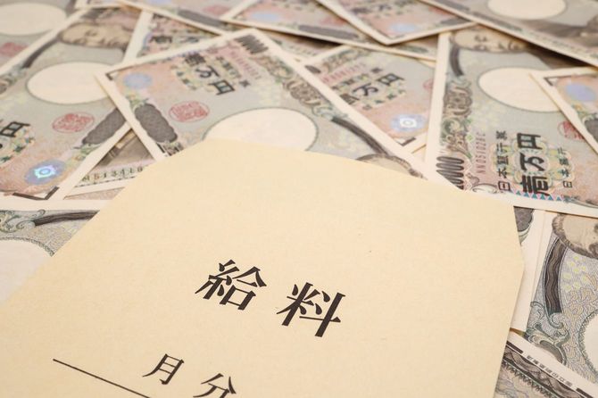 給料袋と大量の一万円札