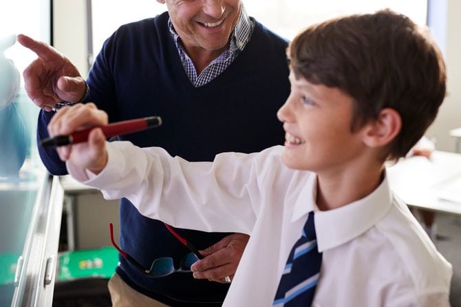 男子生徒と高校教師