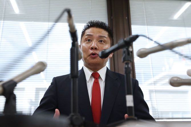 埼玉県虐待禁止条例改正案の取り下げについて記者会見する同県議会の自民党県議団の田村琢実団長=2023年10月10日午後、さいたま市