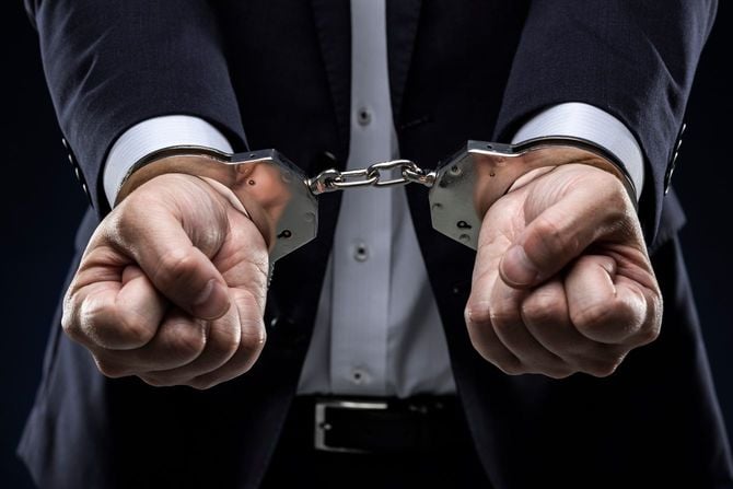 手錠をかけられた男性の手