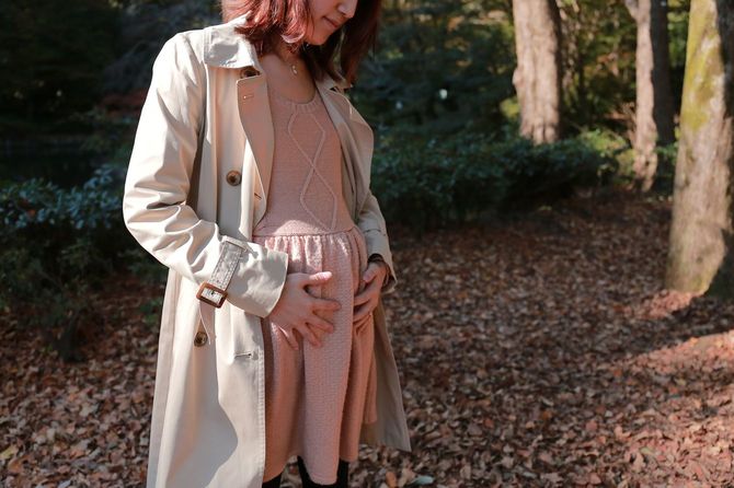 公園にいる妊婦さん