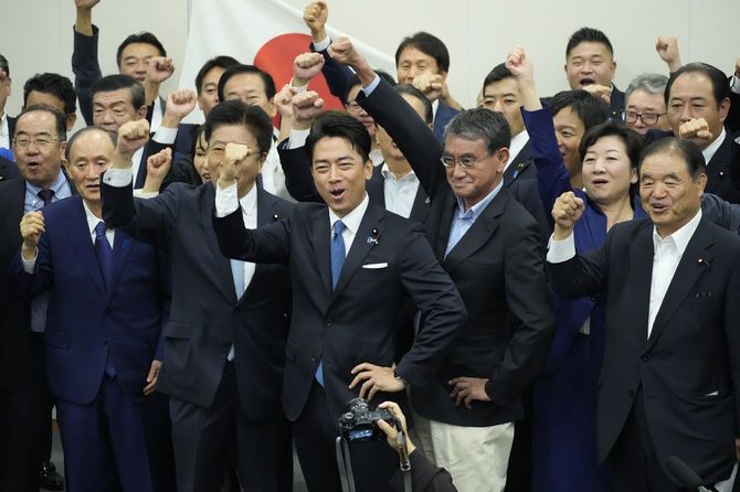 自民党総裁選の出陣式に臨む小泉進次郎農相（左端）＝2025年9月22日、国会