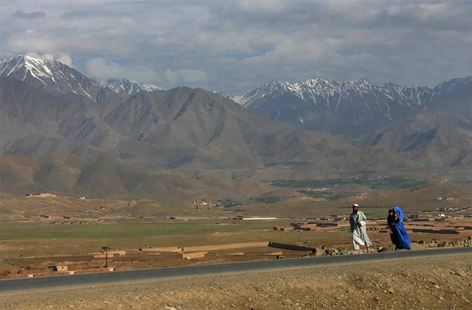 アフガニスタン北部を歩く男女