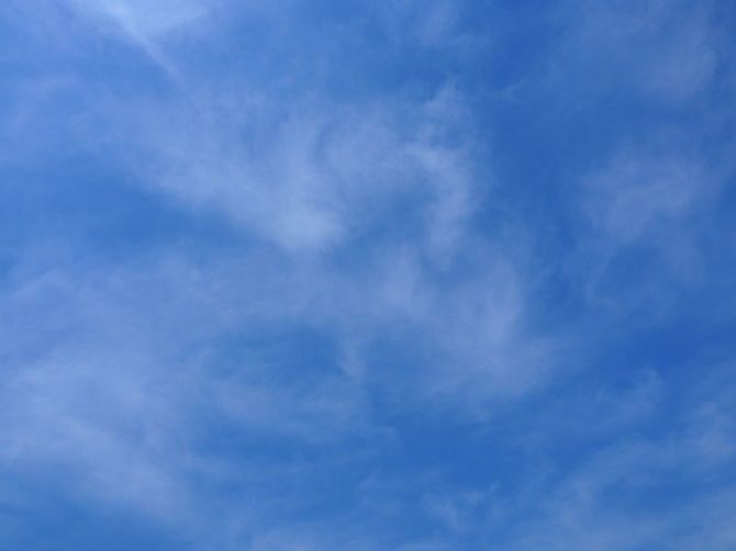 薄い雲のかかった青空