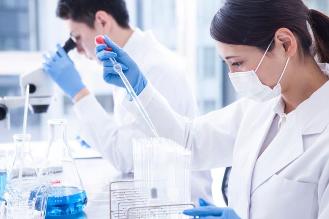 研究室で実験中