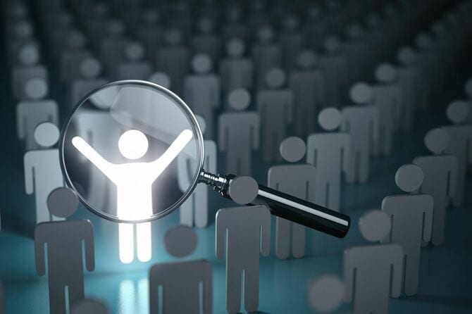 ルーペが沢山の人形の中で光る人形に合わさっている