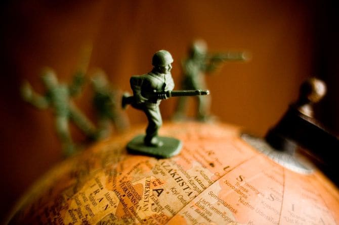 おもちゃの兵隊が地球儀のロシアの上あたりにいる