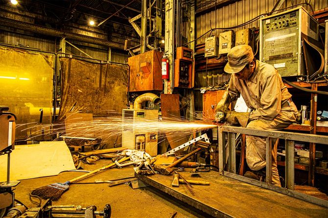 鉄工所で働く職人