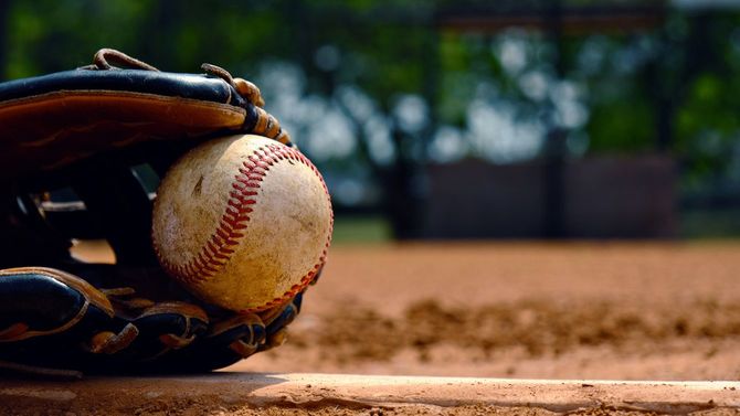 マウンドにグローブとボール