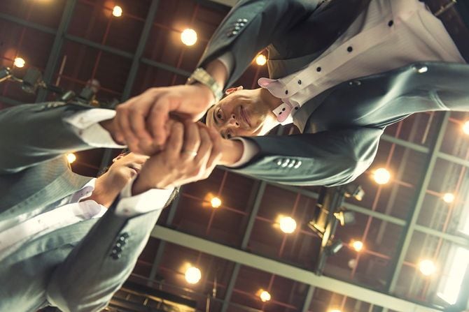 握手する日本の実業家