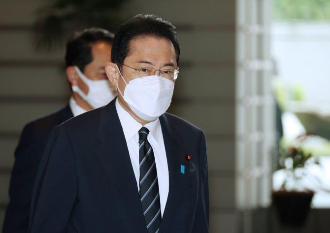 首相官邸に入る岸田文雄首相=2022年5月17日、東京・永田町