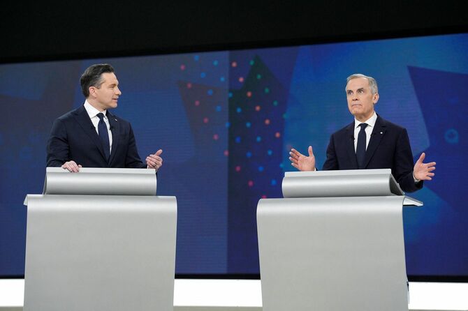 討論する自由党党首のカーニー首相(右)と保守党のポワリエーブル党首=2025年4月17日、カナダ・モントリオール