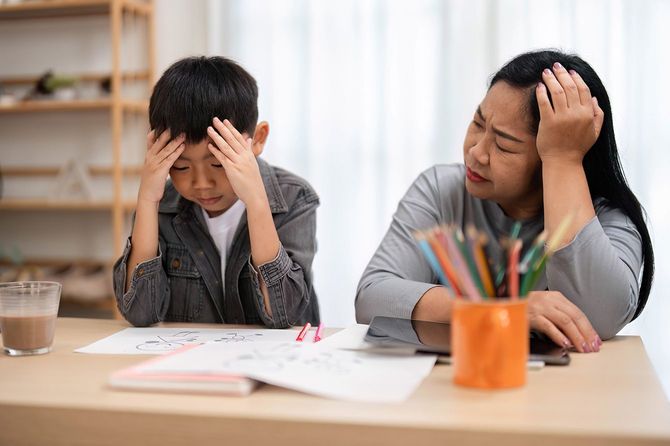 子どもの勉強を見る母親