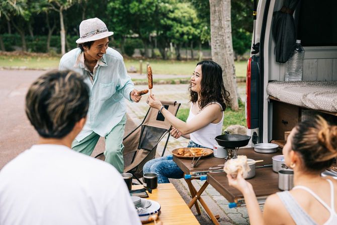 昼食をとりながら会話をする友人グループ