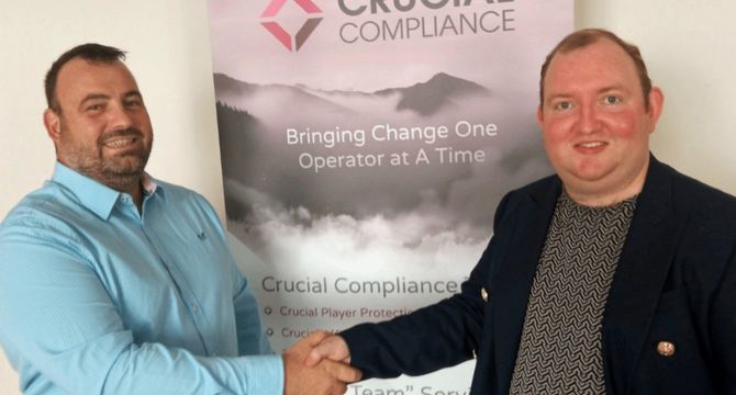 アダム・ブラッドフォードさん（右）