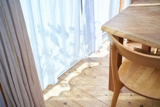 日当たりの良い窓のカーテンと床