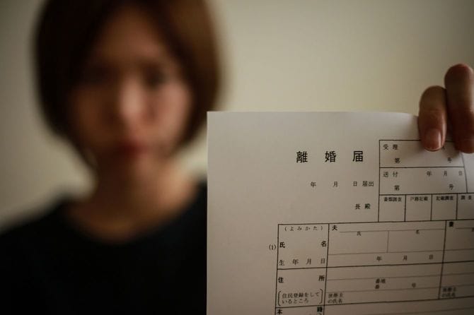 離婚届を提示する女性