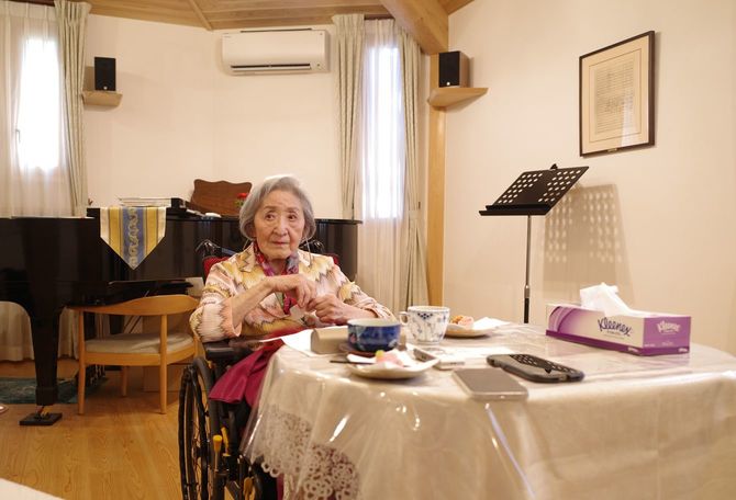 100歳の現役歌人、春日真木子さん。取材はきれいな季節の和菓子をいただきながら